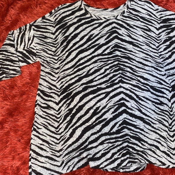 TORRID Grey and Black Zebra stripe Super Soft Plush Top! Torrid size 2! - Picture 4 of 10